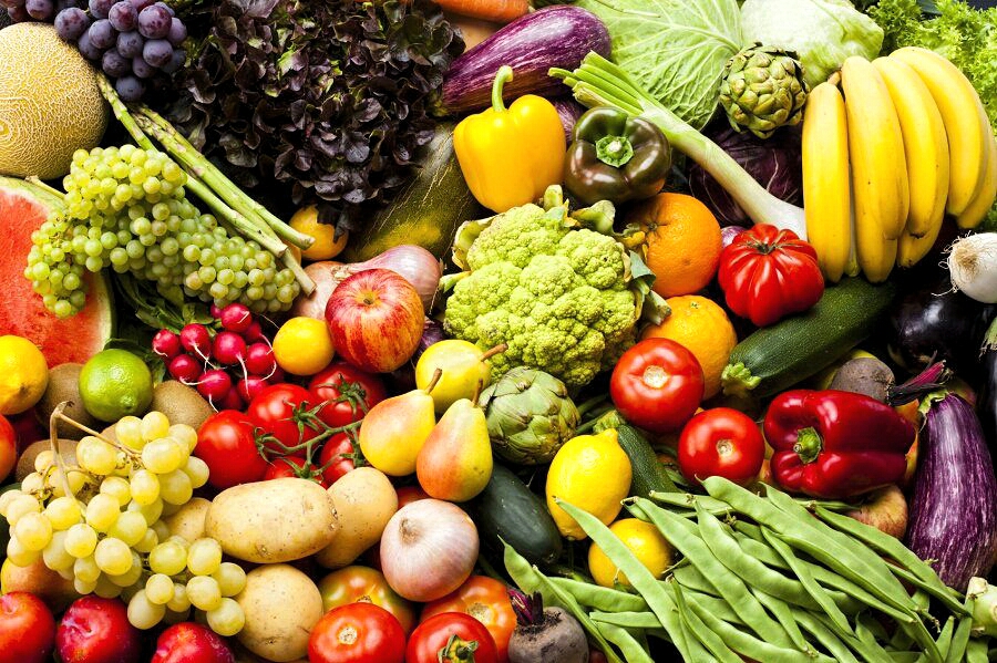 Mercato contadino con prodotti biologici